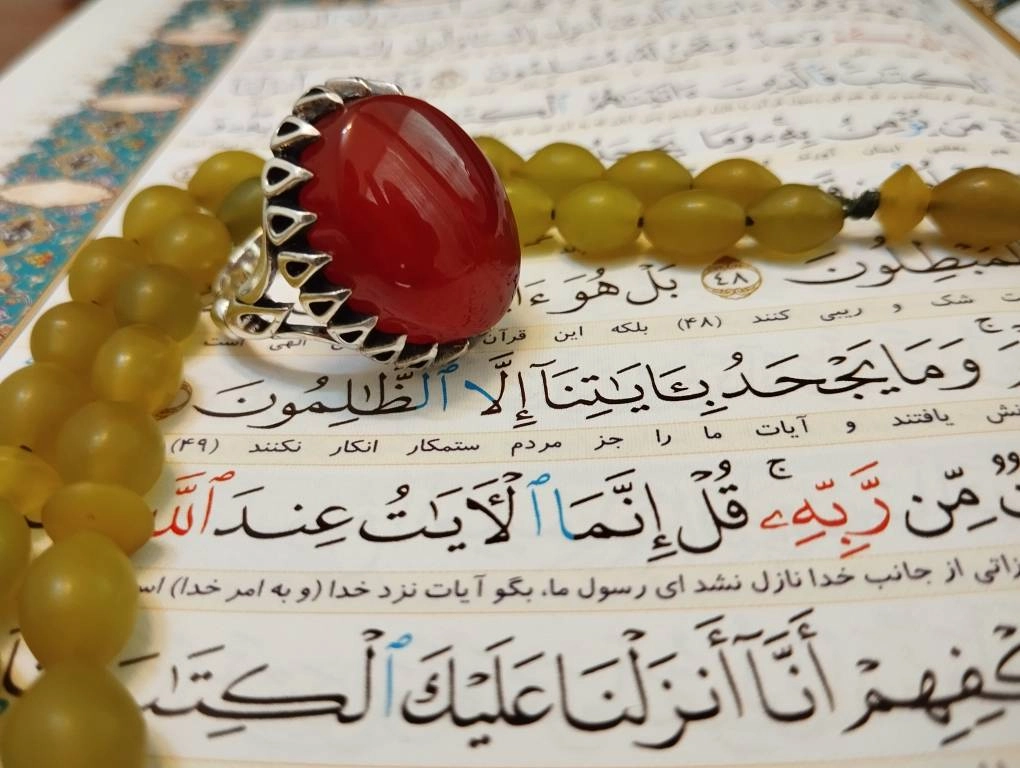 عقیق سرخ نخبه و اعلاء یمانی الاصل/ پاک و خاص/قواره درشت/رگه دار طوقدار/فوق العاده پررنگ و درجه کیفیA+++/کیفیتی کم نظیر/ تراش ثبتی دقیق و منظم